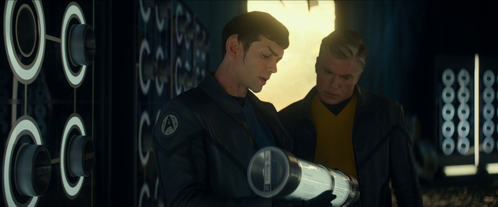 Spock vydedukuje, že tyto bytosti jsou kolonisté, kteří v touze po světle vstoupili do bouře, ale jejich energetické vzorce v ní přetrvaly a nyní se snaží sdělit, co se stalo. Toužili zvrátit své genetické modifikace a připojit se k Federaci.