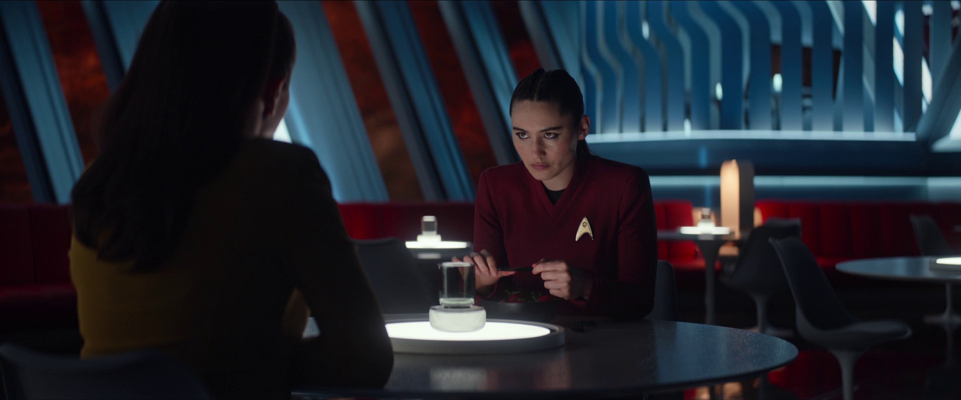 Una a La'an si k sobě musí znovu najít cestu, neb La'an je velmi zklamaná tím, že jí Una zatajila, že je illyrianka, tedy geneticky modifikovaná, s čímž La'an vždy spojovali kvůli jejímu původu z rodiny Noonien-Singh.