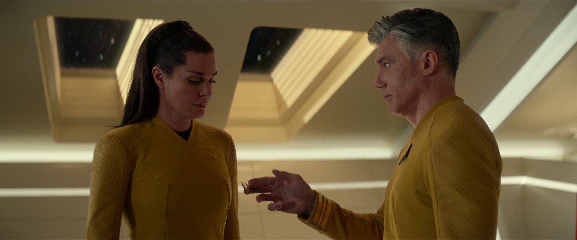 Una nabízí kapitánovi svou rezignaci, protože svůj illyrijský původ v touze po Hvězdné flotile zatajila. Kapitán to odmítne.