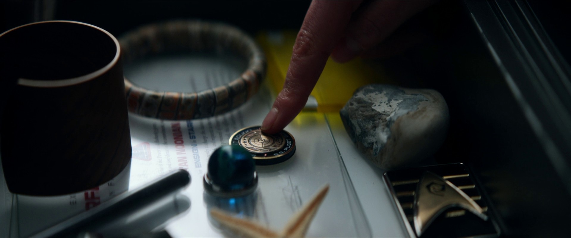 USS Enterprise přiváží nový atmosférický procesor na kolonii na Finibus III. Nálada na lodi je různorodá, neb je Den válečných veteránů Flotily, a spousta členů posádky zažila ztrátu blízkých.