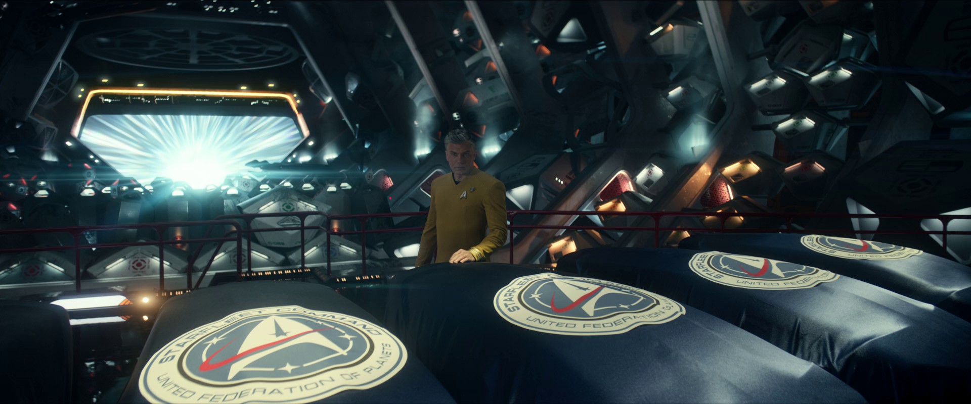 Gornové jsou přesvědčeni o zničení USS Enterprise a odlétají. Těžce poškozená USS Enterprise se vynořuje od černé díry. Ztráty jsou ale nemalé, zahynulo sedm členů posádky.