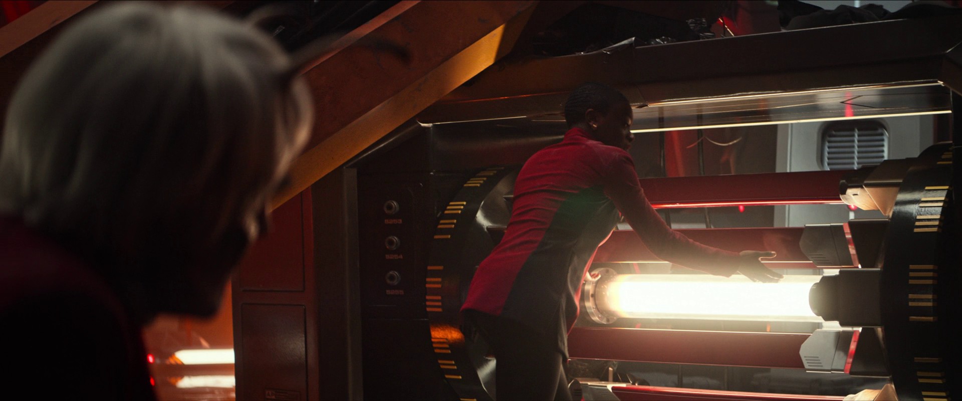 Kadet Uhura, ten den na zkušenou ve strojovně, je tam uvězněna s vážně zraněným šéfinženýrem Hammerem a kritické opravy ve strojovně musí pod jeho vedením provádět sama.