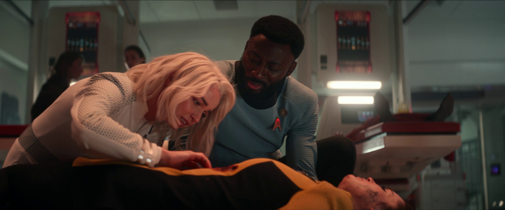 Situace na ošetřovně je také kritická, první důstojnici Unu musí pro nedostatek zdrojů operovat ručně.