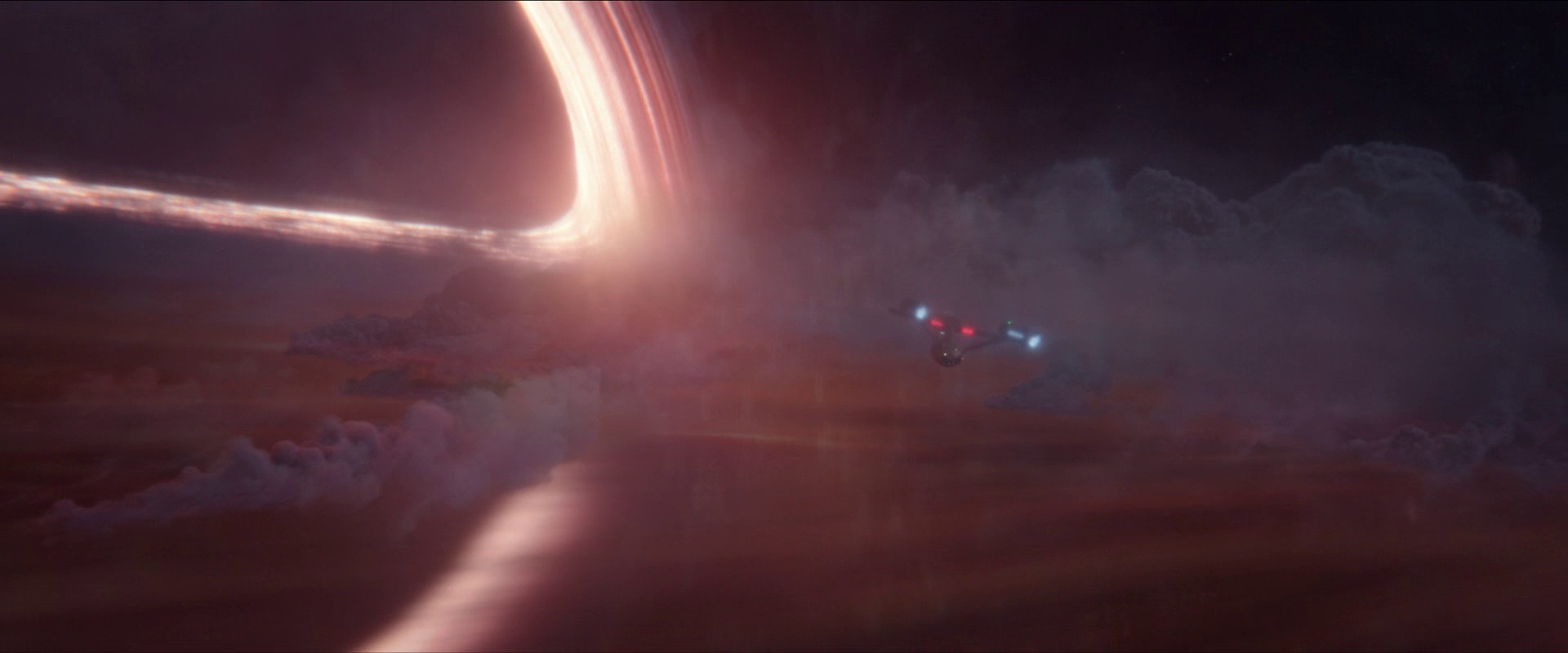 Jak černá díra vysává hvězdu, přichází Enterprise o úkryt. Posádka využije gravitace černé díry k vystřelení lodi do bezpečí a nalákání Gornů na falešný cíl. Kormidelnice Erica Ortegas si surfování na vlně od černé díry téměř užívá.