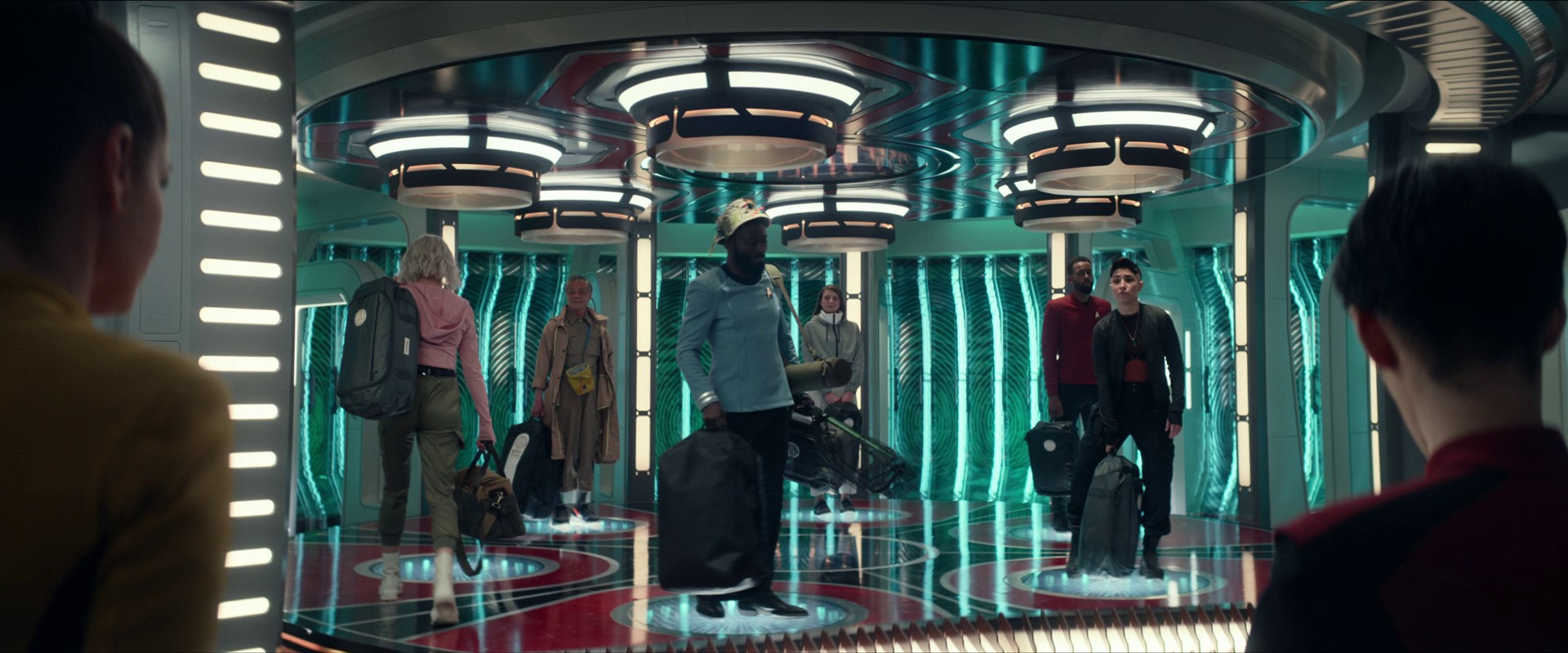 USS Enterprise přilétá k Základně 1, kde má posádka trávit dovolenou.