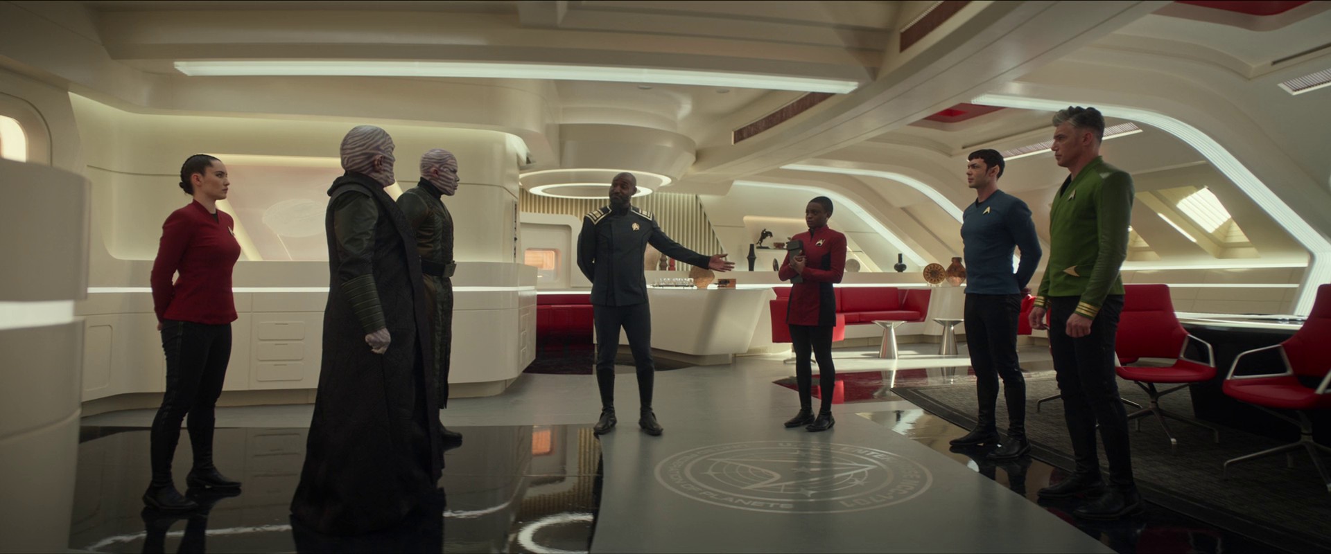 Kapitán Pike je admirálem Aprilem pověřen jednáním s R’ongoviany, jejichž strategická poloha na cestě do Beta kvadrantu mezi Klingony a Romulany by byla přínosem pro Federaci.