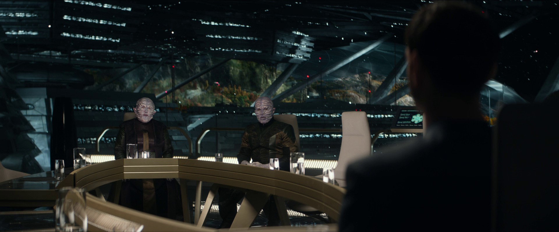 Jednání s R’ongoviany nejde dle plánu, s kapitánem jednají diplomaticky, se Spockem logicky, ale zvažují jednání ukončit a jednat s Klingony či Romulany. Když trvají na jednání se Spockem, musí na něj jít T’Pring ve Spockově těle. Zadržet odpadlíka musí naopak jít Spock s Chapelovou.