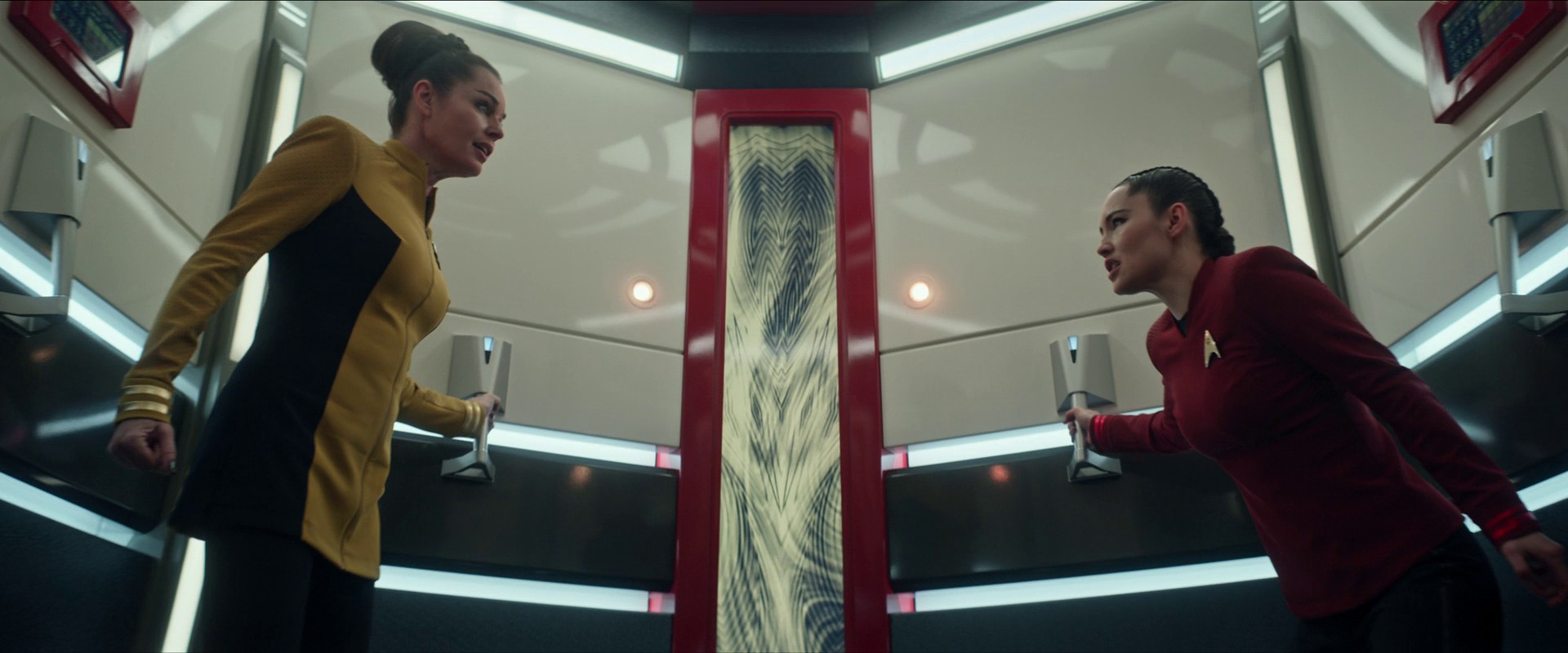 Mezitím Una a La’an zjistí, že posádka hraje Bingo spočívající v plnění bláznivých úkolů porušujících pravidla, a rozhodnou se vyzkoušet, co na tom mají.