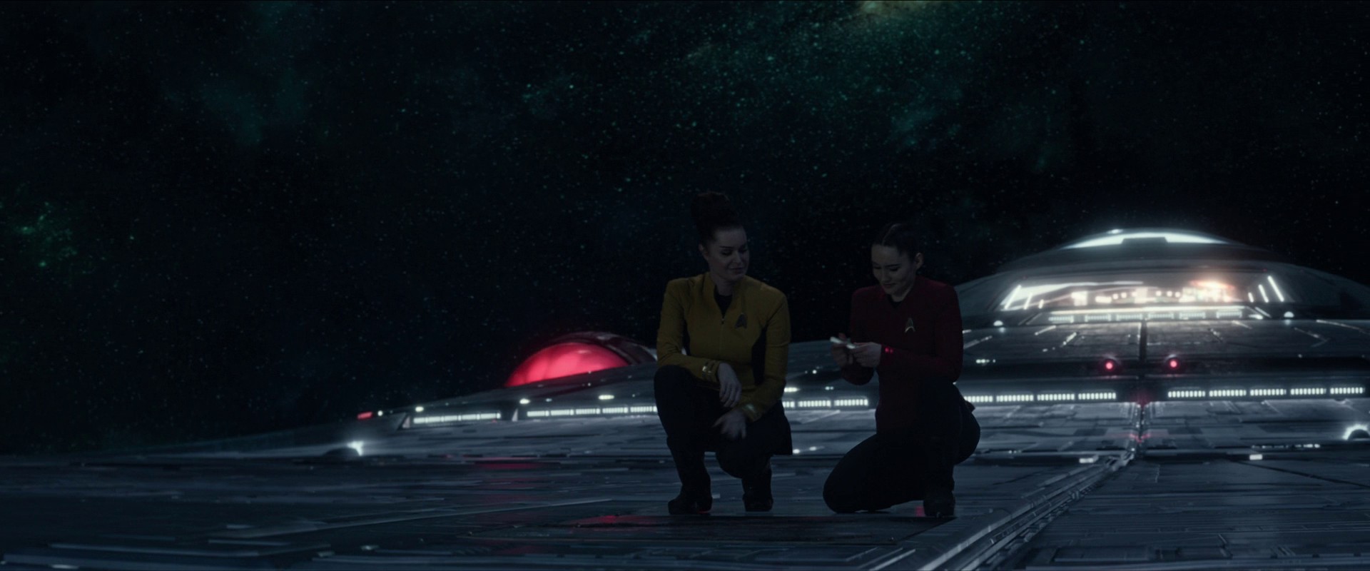 Včetně podepsání se zvenku na nejstarší plát lodi.