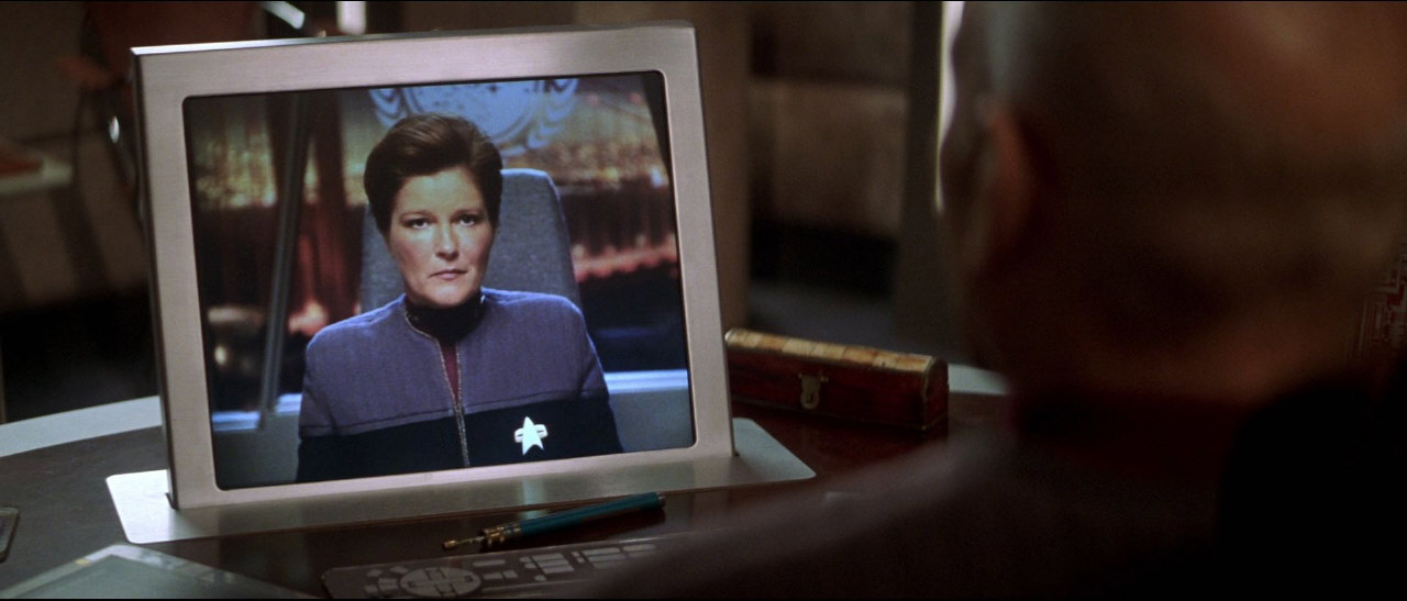 Později admirál Janewayová posílá Picarda na misi na Romulus. Nový praetor, Réman jménem Shinzon, projevil zájem o setkání se zástupci Federace.