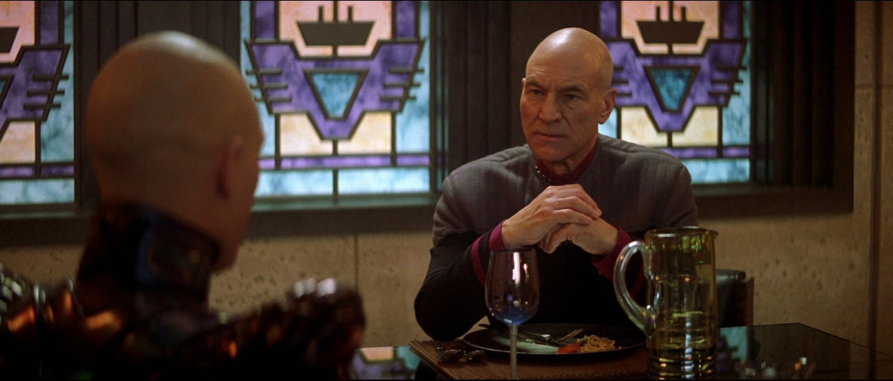 Při večeři s Picardem mu Shinzon prozradí důvod své existence. Romulané plánovali nahradit Picarda klonem.