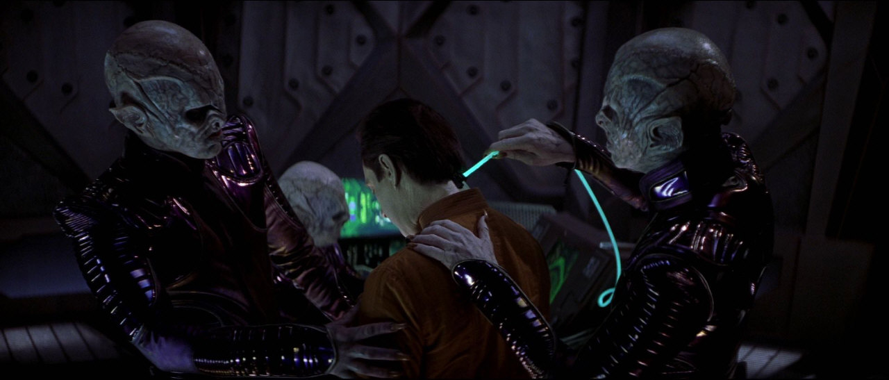 Picardův klon transportuje na svou loď B-4, kterého použil k získání přístupu k informacím Hvězdné flotily.