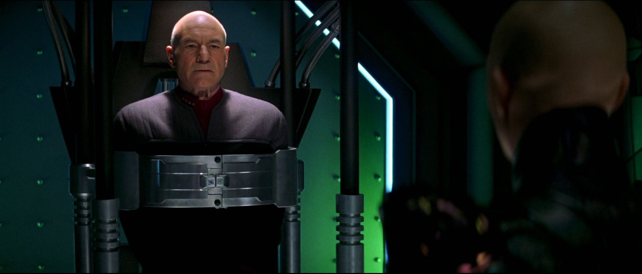 Shinzon dá odebrat Picardovi vzorek krve a přitom ho informuje o svém plánu ovládnout Federaci, aby Rémané mohli vládnout celé galaxii.