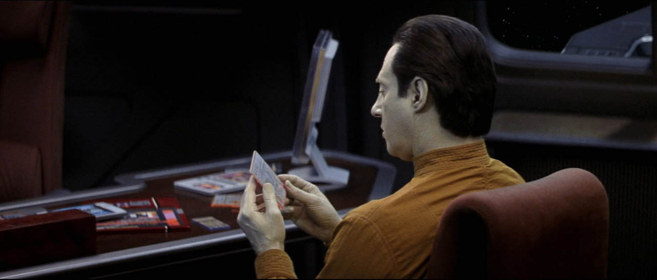 Picard vypráví B-4 o jeho odvážném bratrovi, ten se však stále tváří nechápavě. Když už je kapitán na odchodu, začne si B-4 tiše pobrukovat: "Never saw the sun …  Never saw the sun … ". Třeba nakonec bude Datova paměť uchována.