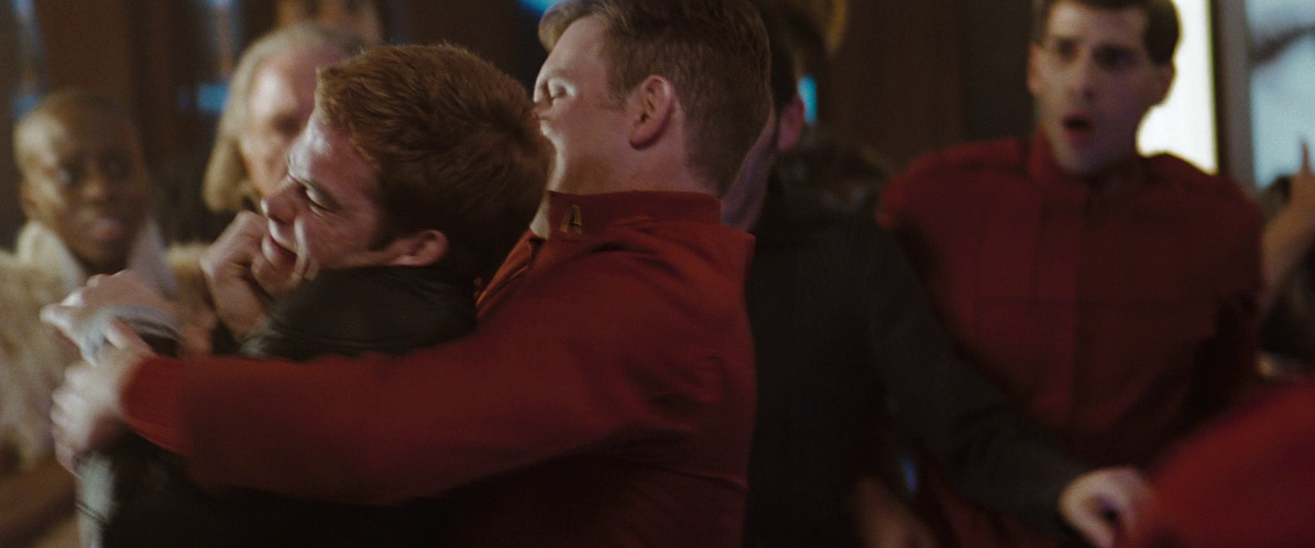 Kirk se v baru popere s důstojníky bezpečnosti.