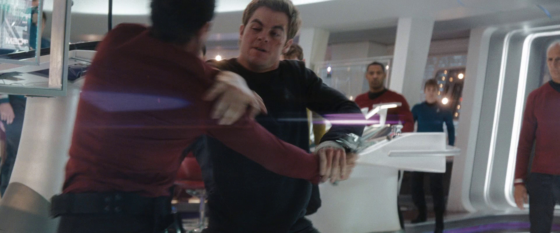 Kirk nesouhlasí se Spockovým rozhodnutím stáhnout se a ani se nenechá vyvést z můstku.