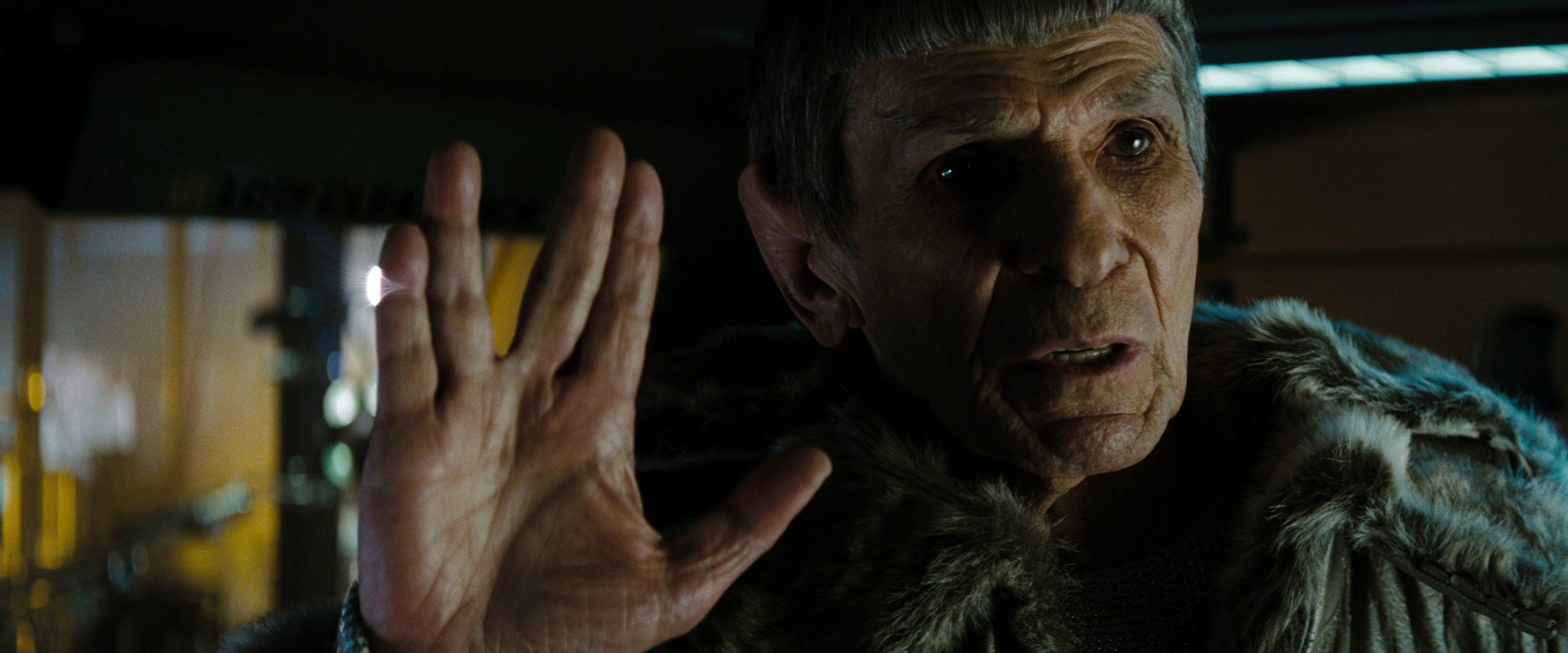 Spock poradí Kirkovi co dál a loučí se.