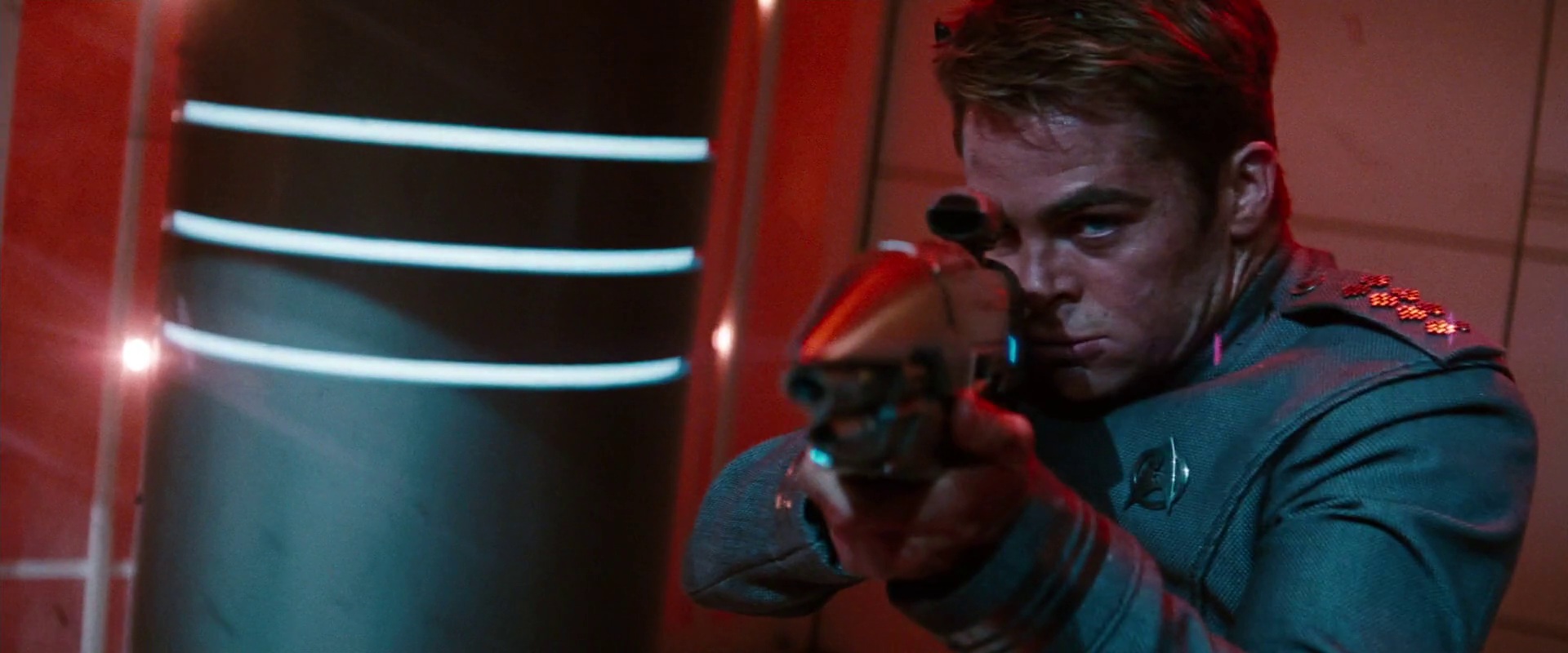 Kirk najde phaserovou pušku a brání ostatní.