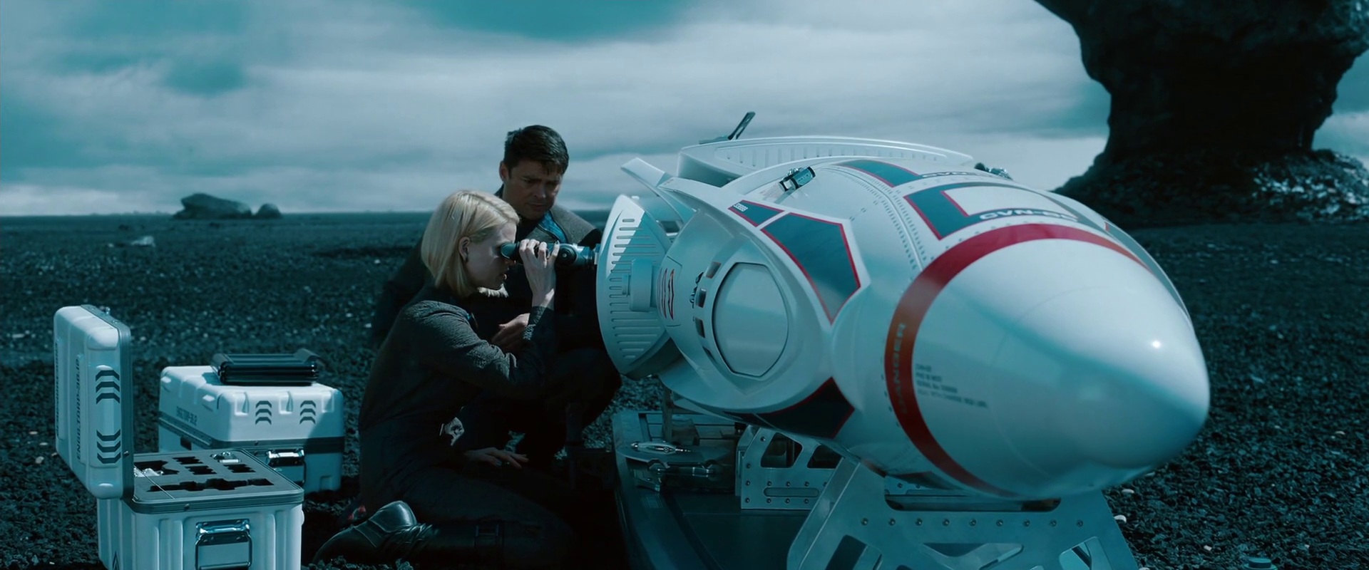 Doktorka Marcusová spolu s Doctorem McCoyem zkoumají torpédo.