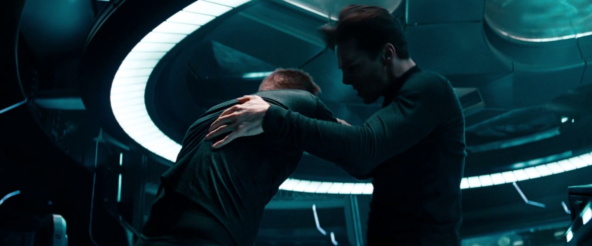 Kirk najde můstek, pak se snaží zneškodnit Khana, ale to se nepovede a Khan zabije admirála.