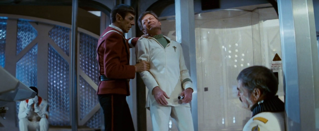 Spock použil vulkanský nervový stisk na dr. McCoye, aby mohl provést opravu jádra