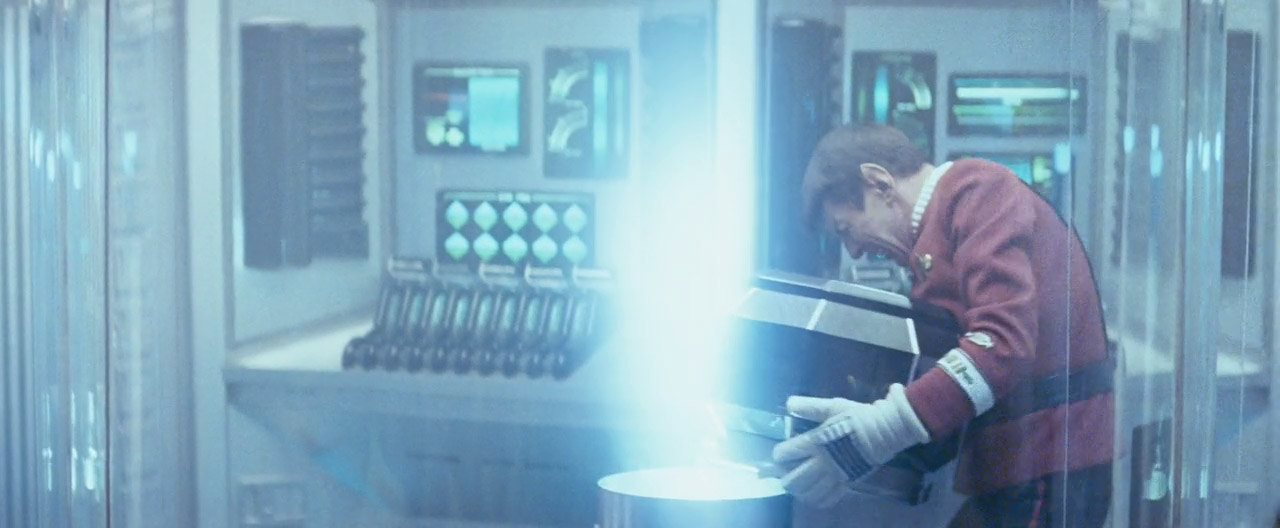 Při opravě warpjádra dostává Spock smrtelnou dávku radiace