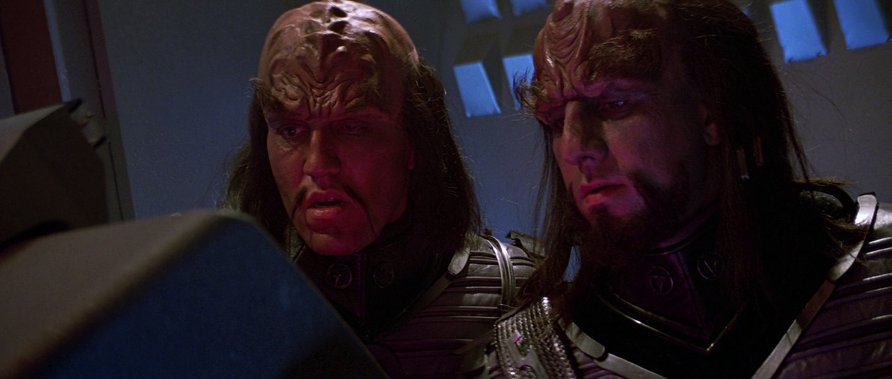 Posádka klingonské lodi sleduje dokument o projektu Genesis