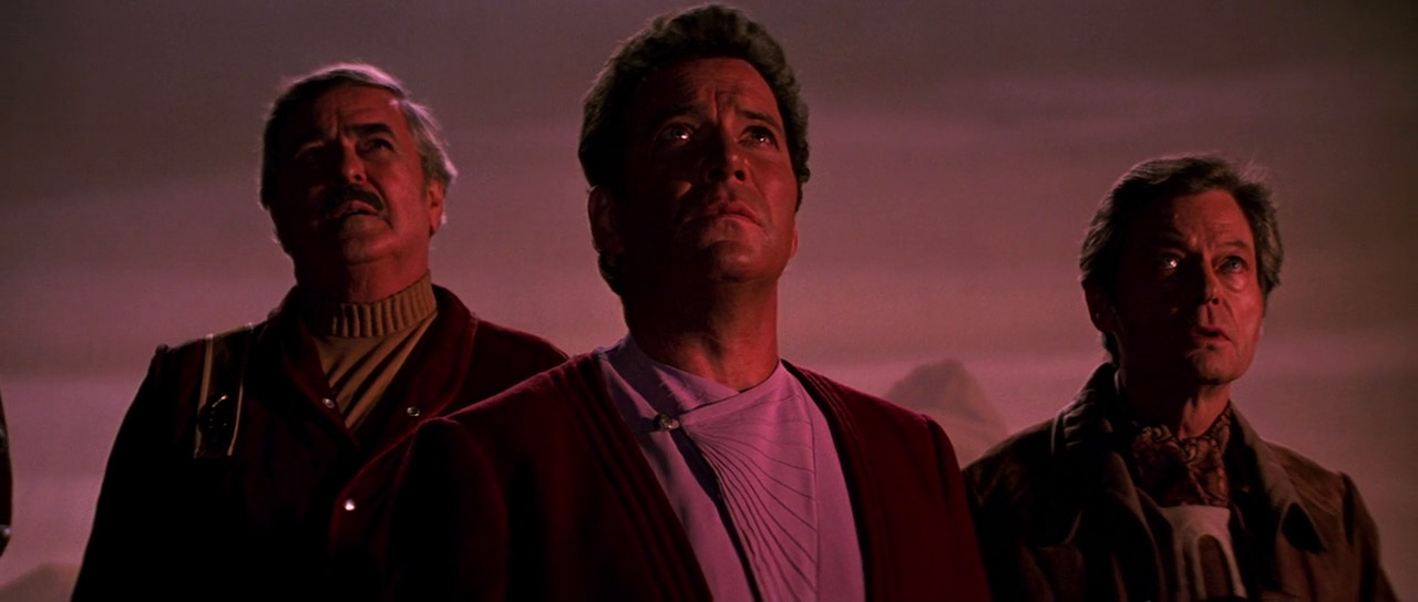 Sulu, Chekov, Scotty, Kirk a McCoy sledují pád Enterprise