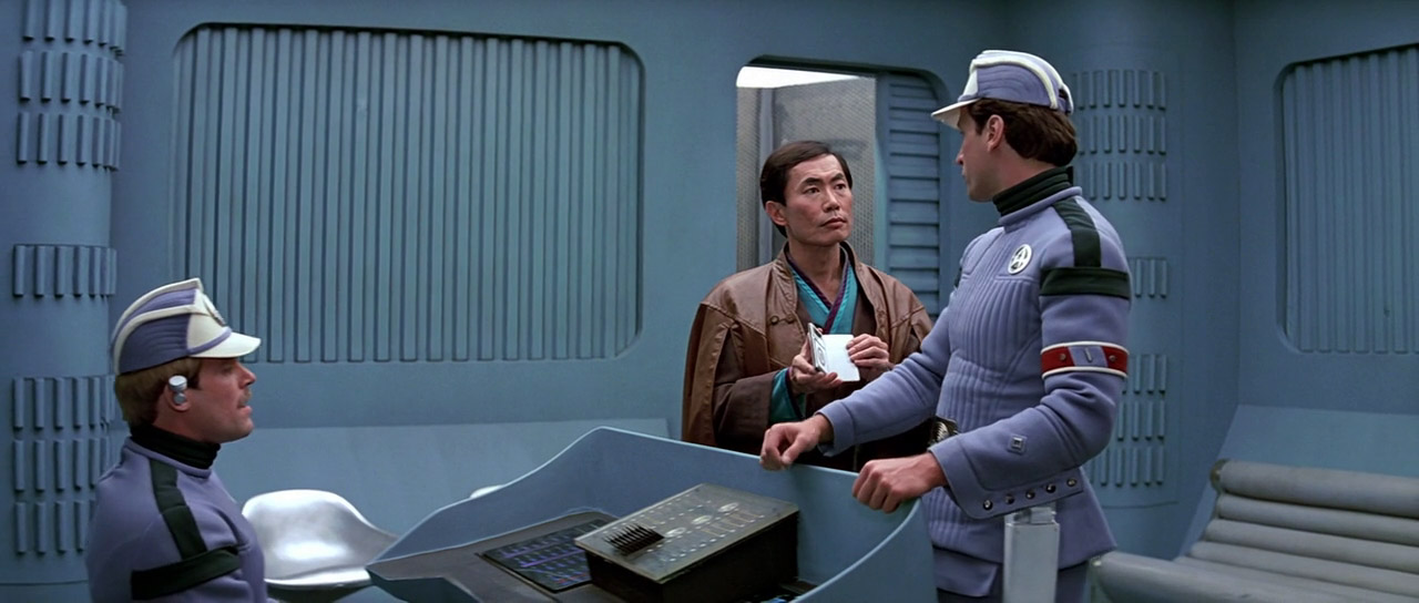 Sulu doprovází Kirka při únosu dr. McCoye z psychiatrické léčebny