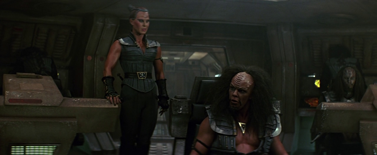 Klaa, klingonský kapitán, a Vixis, jeho první důstojník