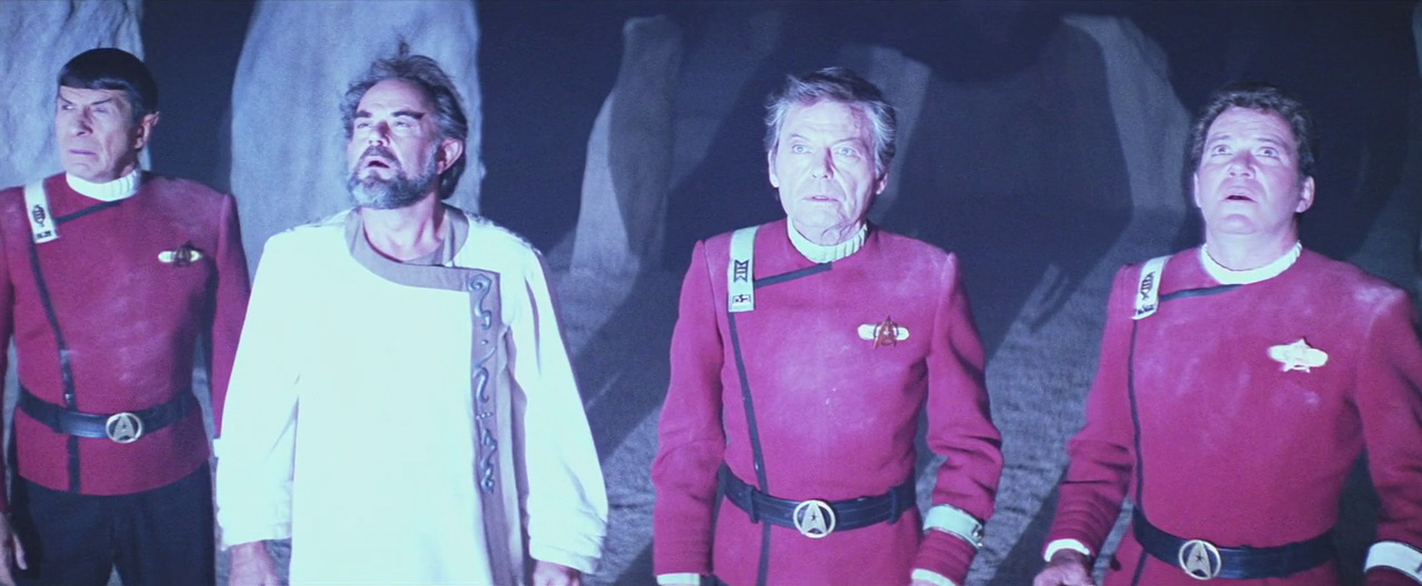 Spock a McCoy o božství neznámé bytosti silně pochybují