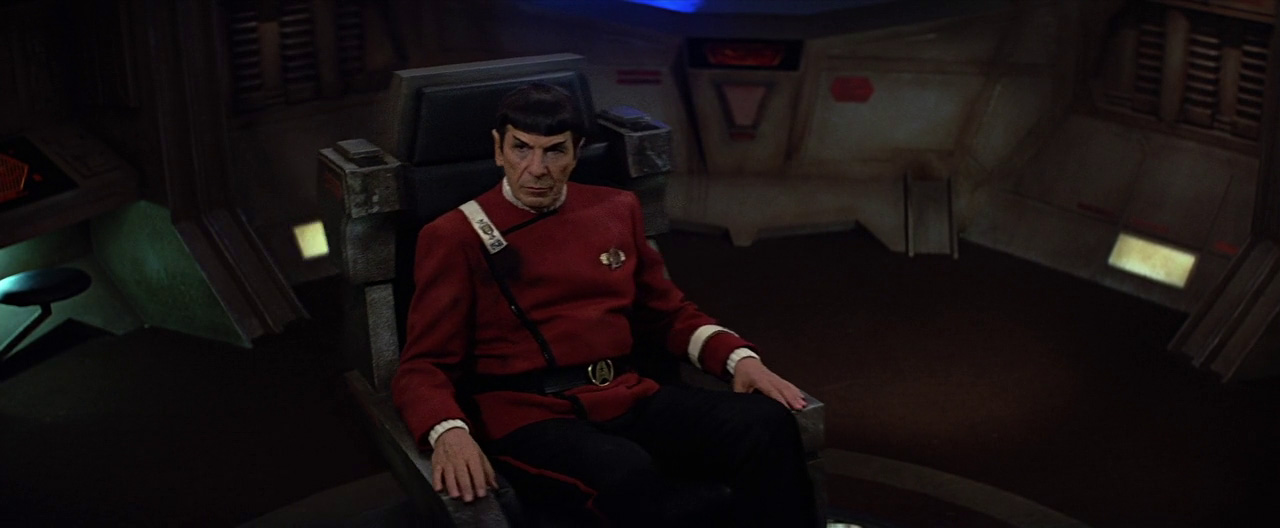 Spock na můstku klingonské lodi dohlížel na transport Kirka z planety