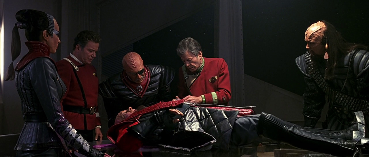 Kirk, Chang a McCoy se snaží zachránit život kancléře Gorkona