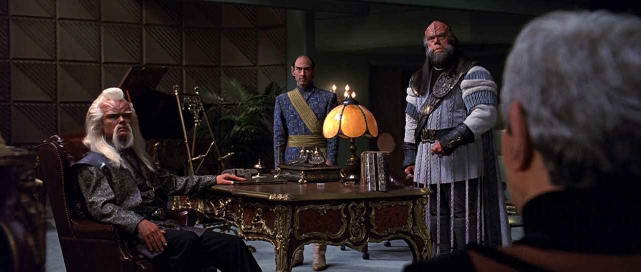 Prezident Rady Federace se radí s romulanským, klingonským a vulkanským velvyslancem