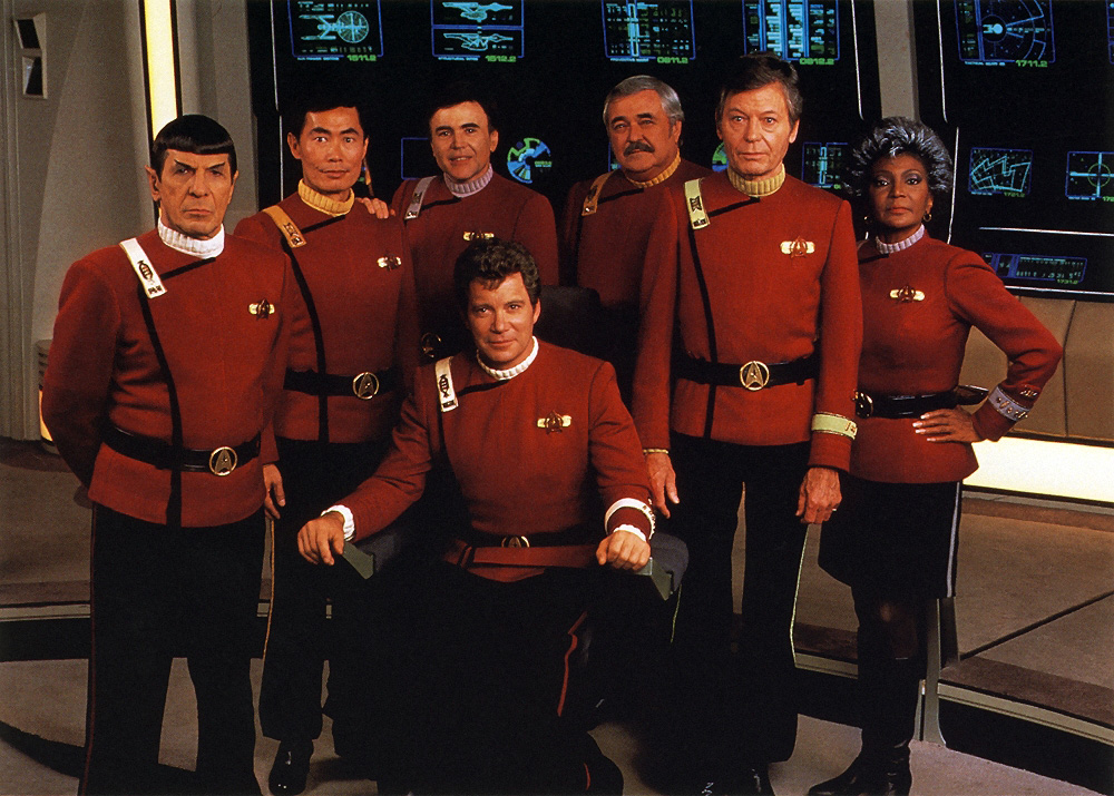 Posádka Enterprise spolu s bývalým kolegou, kapitánem Sulu z Excelsioru