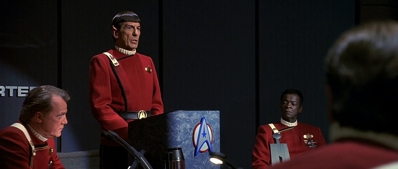 Spock informuje o přípravě mírové smlouvy s Klingonskou říší