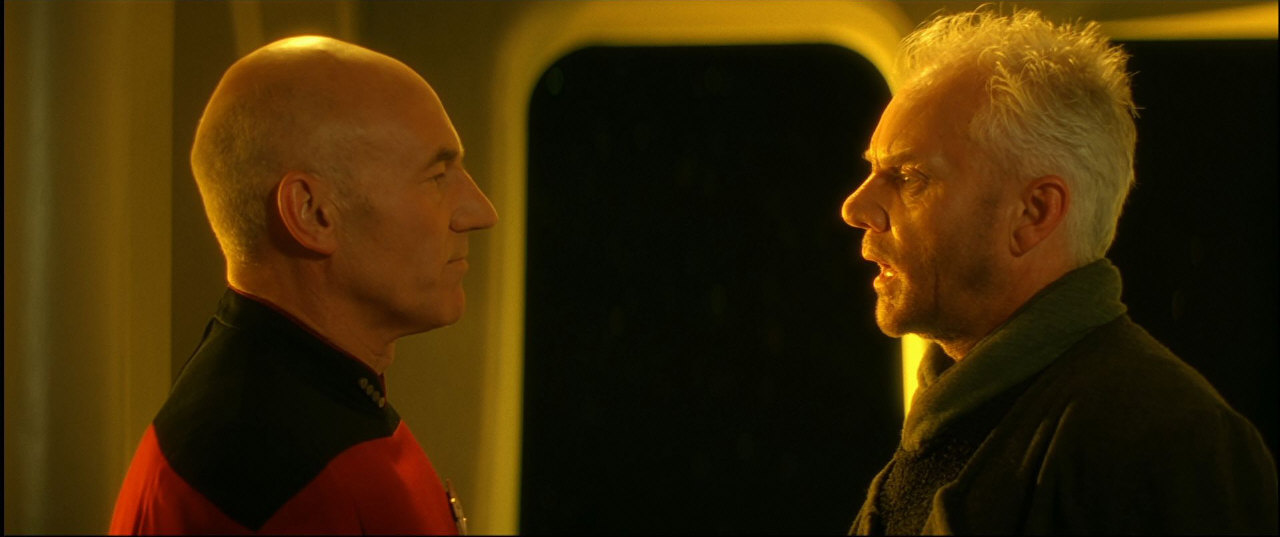 Dr. Soran, zachráněný ze zničené stanice Amargosa, v rozhovoru s Picardem