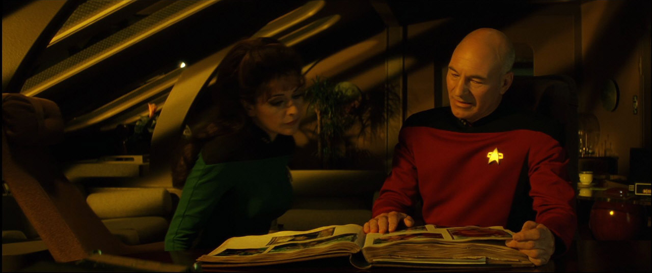 Deanna Troi, které se Picard svěřuje s rodinnou tragédií