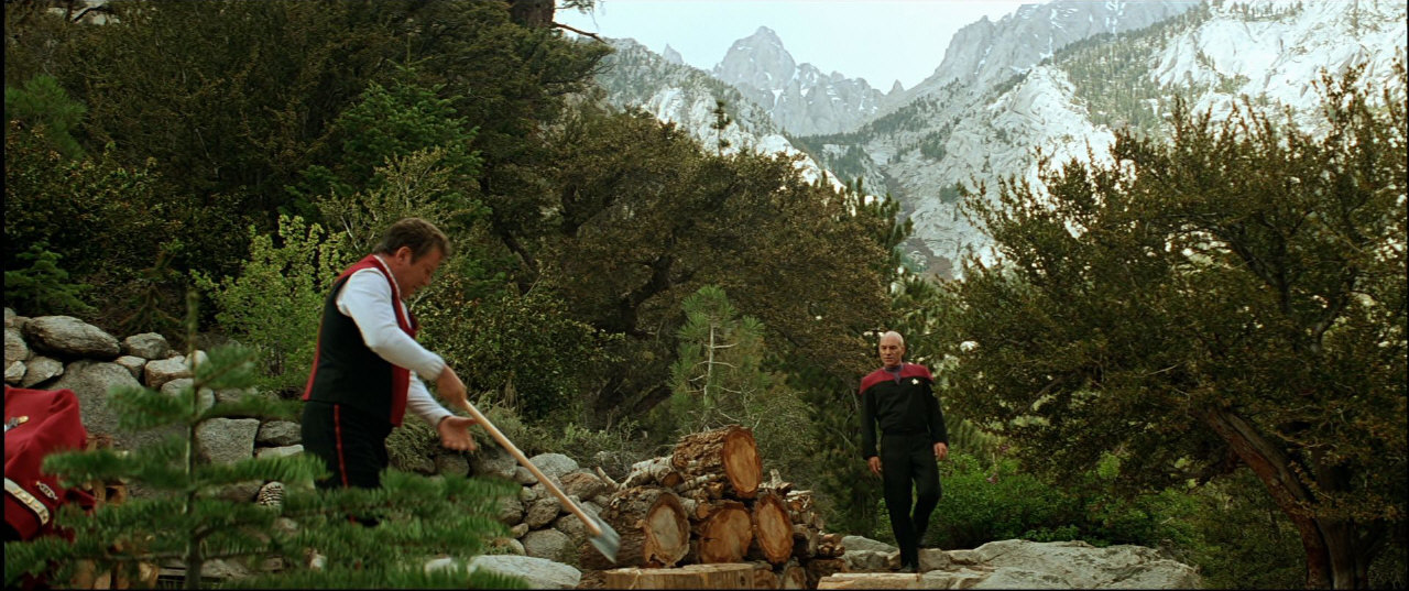 Kapitán Kirk v Nexu poklidně štípá dříví před svou horskou chatou…