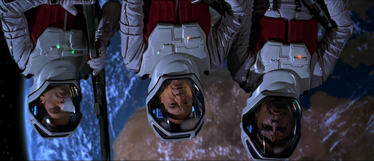 Picard, Worf a Hawk na trupu Enterprise