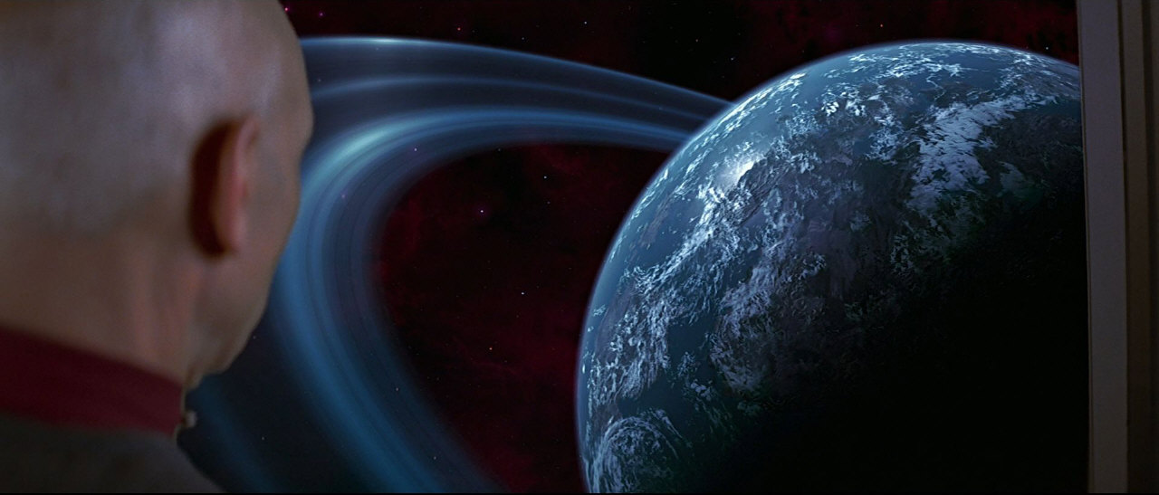 Kapitán Picard pozoruje krásnou planetu Ba’ku s prstenci