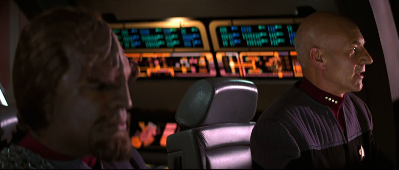 Picard a Worf v kapitánově jachtě se pokoušejí chytit a zneškodnit Data.