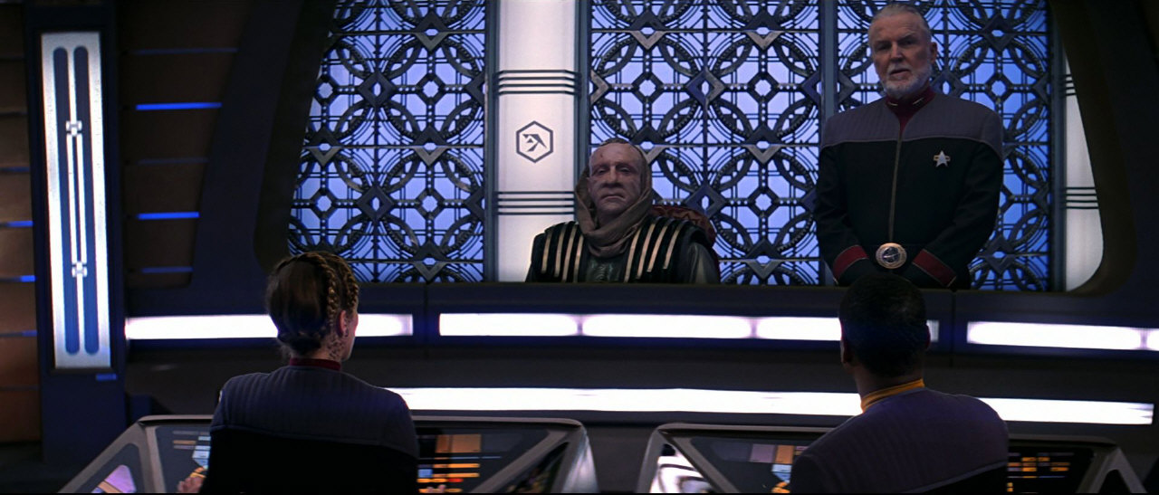 Admirál Dougherty žádá o Datovy specifikace, aby ho mohl zneškodnit.