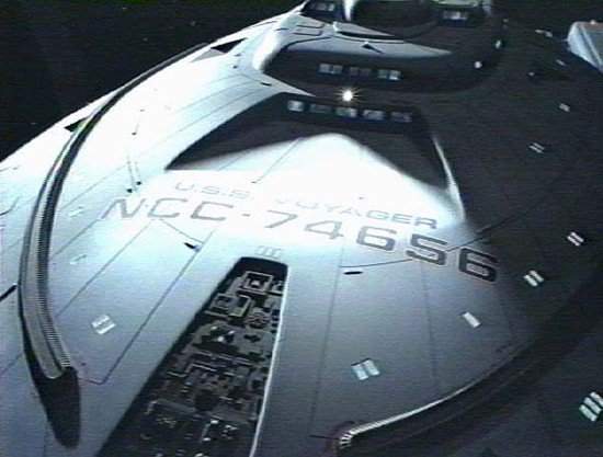 Třída Intrepid - detailní externí pohled na prostor můstku - USS Voyager