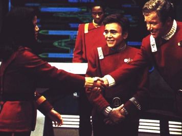 Demora Sulu s kapitánem Kirkem a komandérem Chekovem